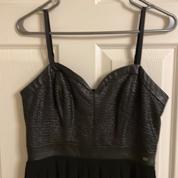 Short black dress. - Picture 2 of 4